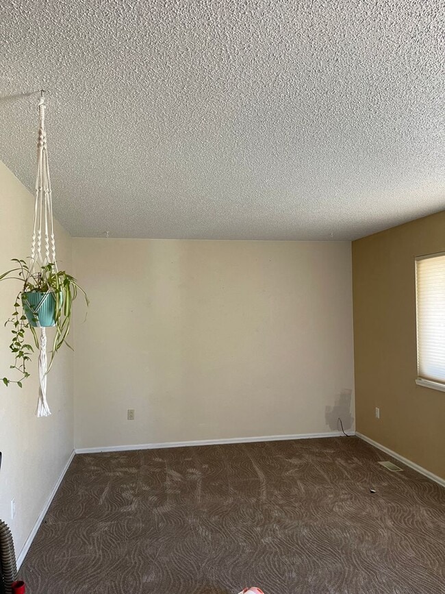 Building Photo - 3 bedroom 1.5 bath with a Large Detached G... Rental