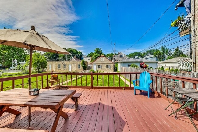 Backyard deck - 2554 W Winnemac Ave Unit 2