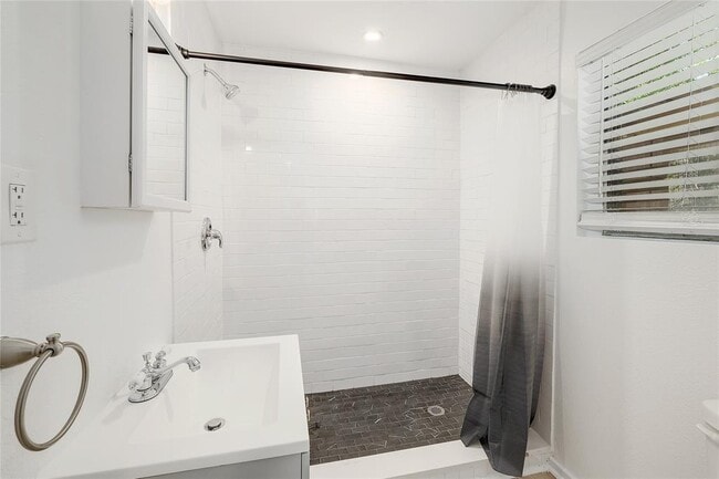 Photo - 18502 E Lakeview Dr