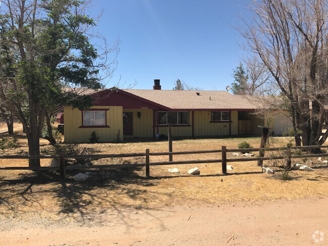 Building Photo - COUNTRY LIVING 2 BEDROOM HOME IN APPLE VALLEY