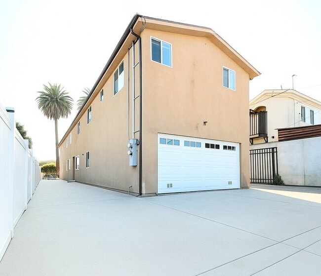 Building Photo - 829 E 74th St