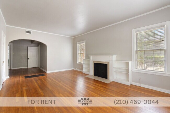 Photo - "Charming 2-Bedroom Retreat with Gleaming Hardwood Floors in Prime San Antonio Location!" Unit 1