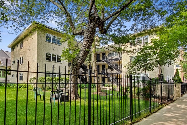 Building Photo - 4258 N Greenview Ave Unit 2E