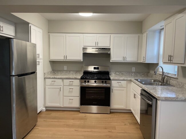 Photo - 1910 Thornapple Ave