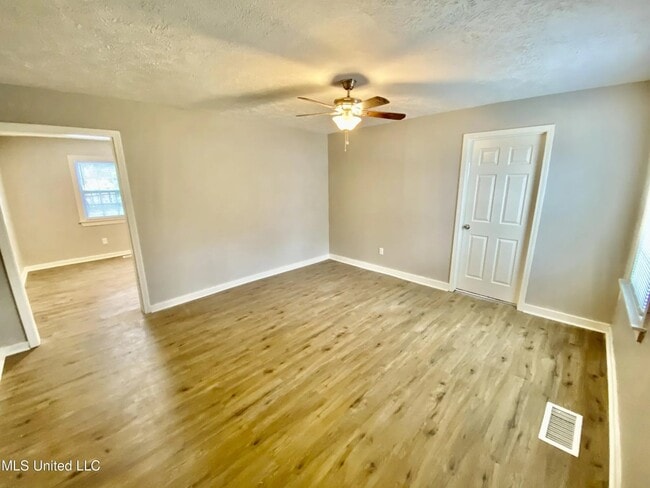 Photo - 308 Josanna St