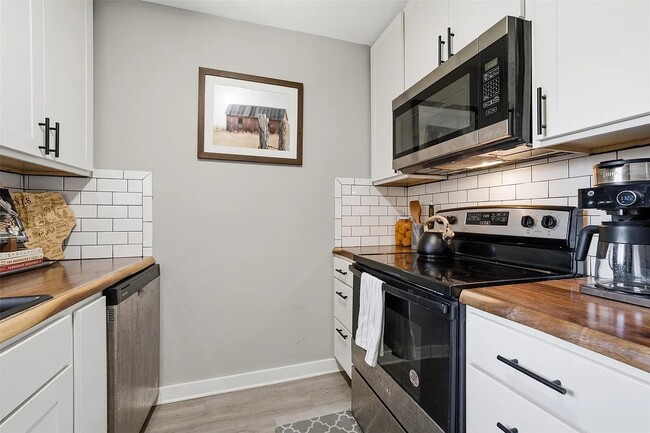 Photo - 208 Queen Dr