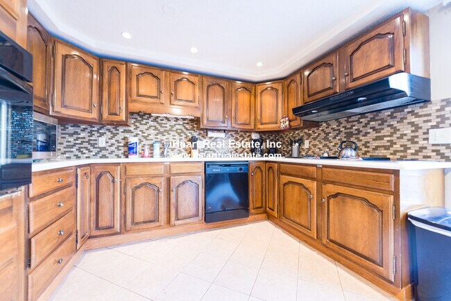 Photo - 474 E 7th St Unit 2