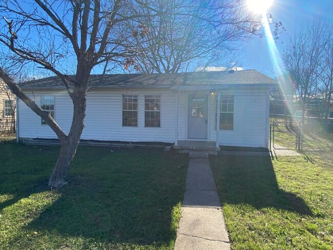 Building Photo - Single family home under $1000 a month