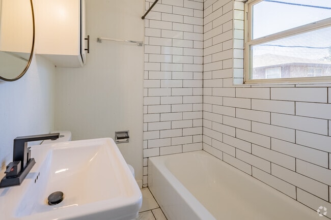 1 BR, 1BA - 600SF - Bathroom