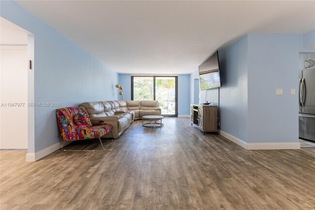 Photo - 290 174th St St Unit 318