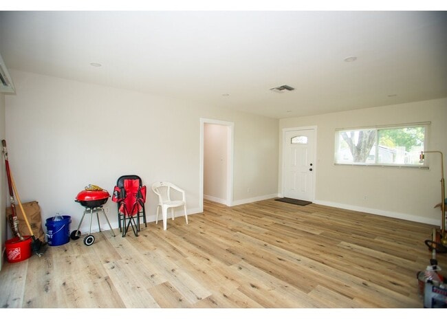 496 W 48th St