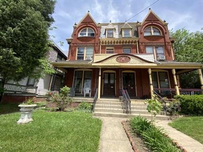 Building Photo - 911 E King St