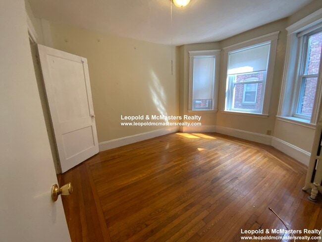Photo - 64 Woodstock Ave Unit 4