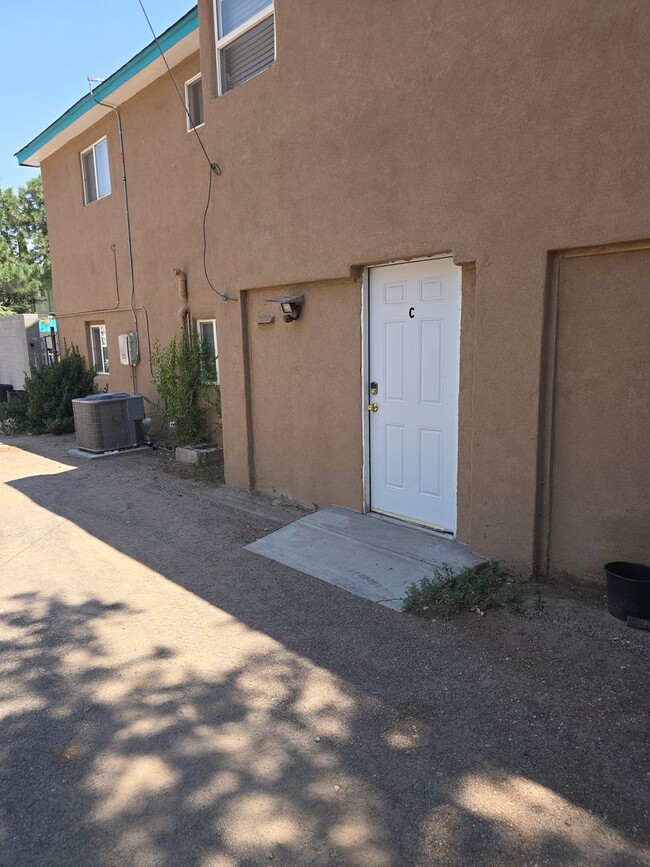 Building Photo - AVAILABLE NOW 2 bed - 1 Bath Lead and I 25... Rental