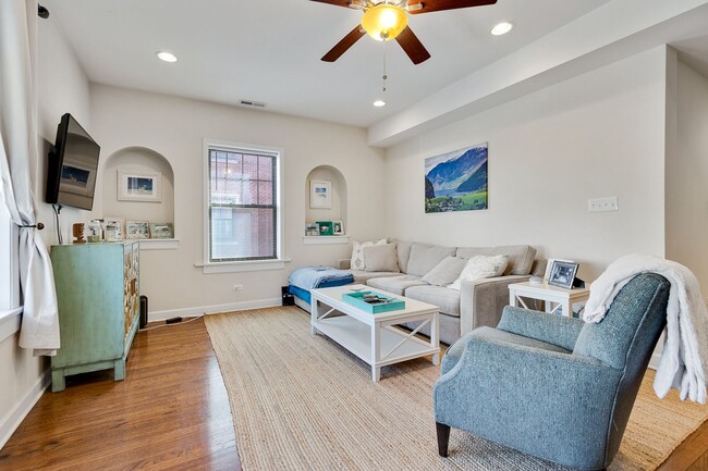 Building Photo - 1823 W Leland Ave Unit 1