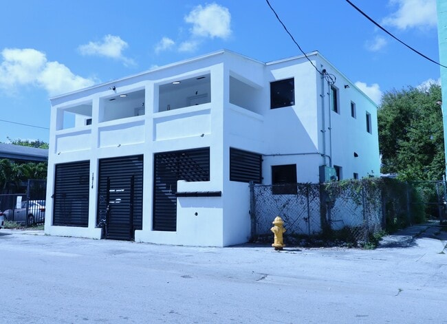 Building Photo - 1814 NW 2nd Ct Unit 2