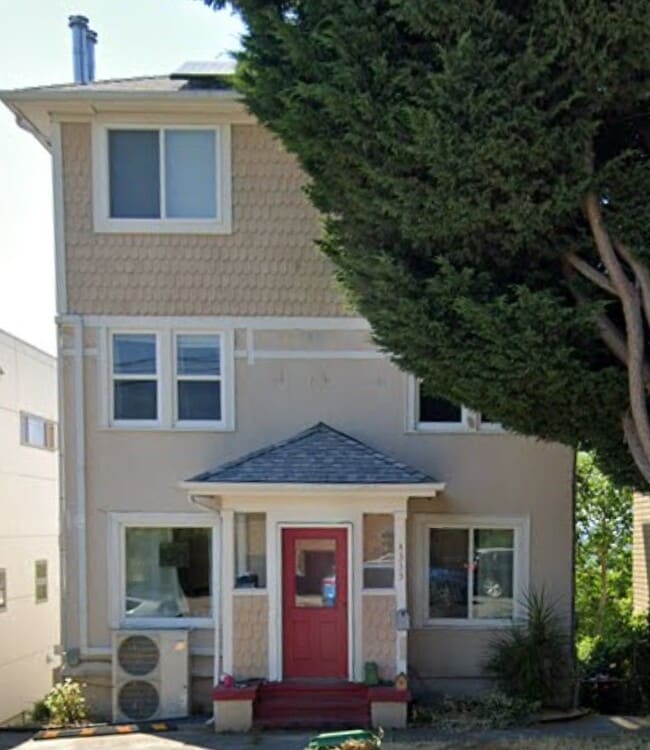 Building Photo - 4333 Phinney Ave N Unit MainHouse Suites
