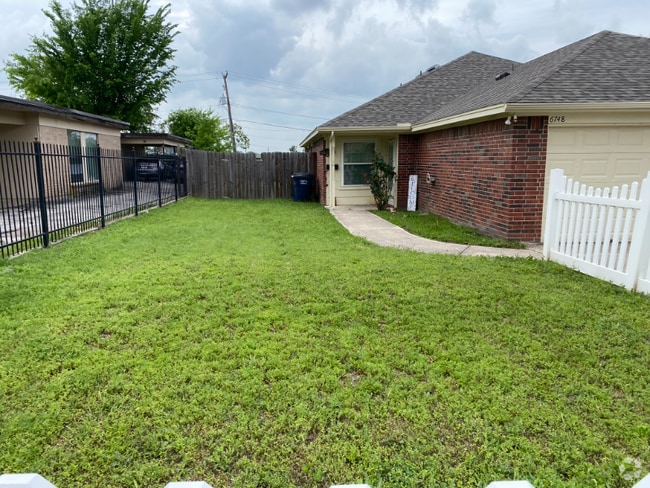 Building Photo - 6748-6748 Trail Lake Dr Rental