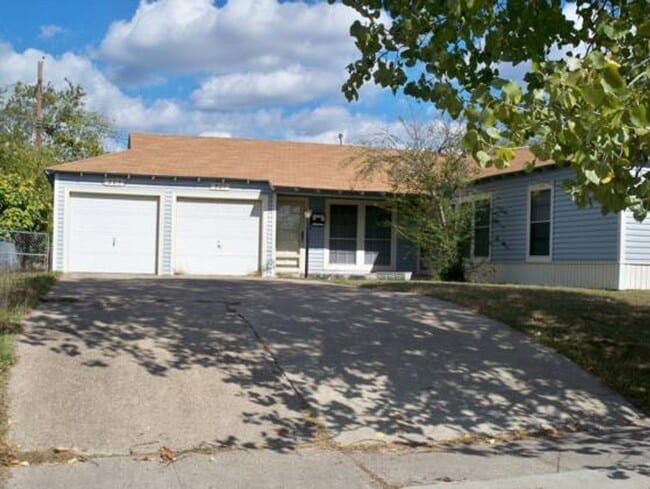 Building Photo - 807 W Dean Ave