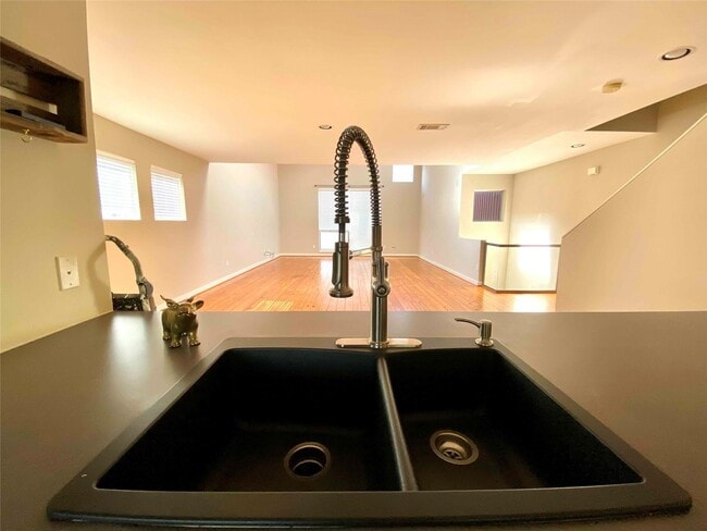 Photo - 823 Robin St