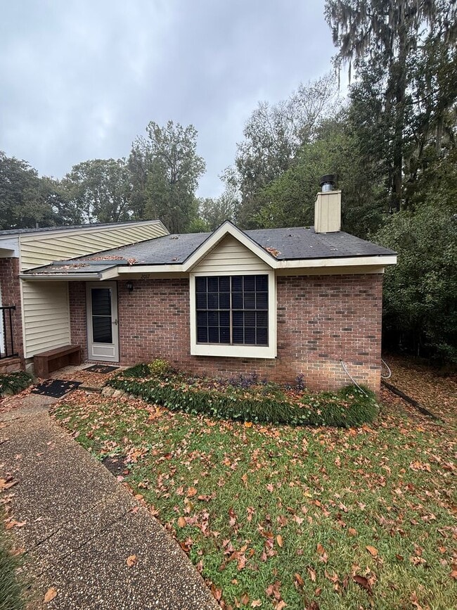 Building Photo - Well Kept 2/2 with Fenced in yard!