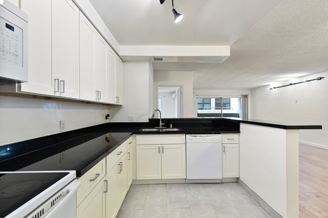 Photo - 642 N West Knoll Dr. Apartments