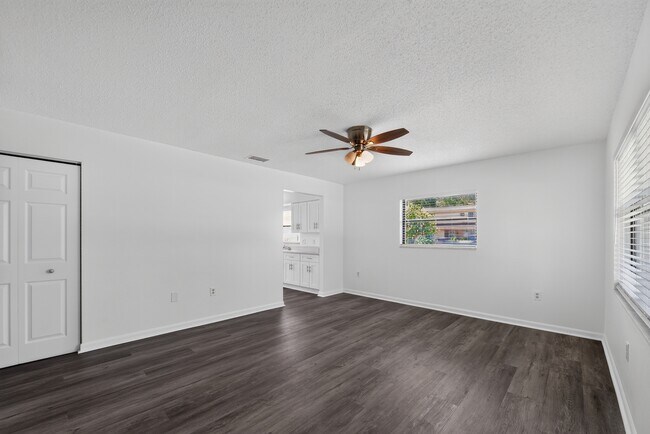 Photo - 526 Rosery Rd NW