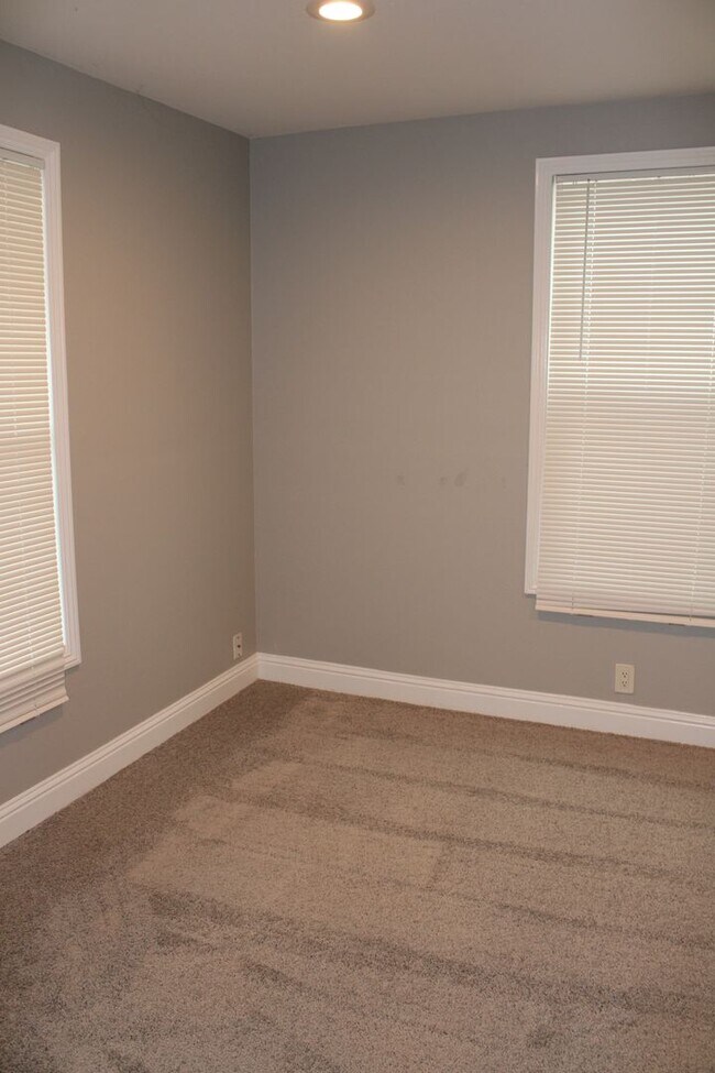 Two Bedroom, One Bathroom Home With Laundr... House Rental in