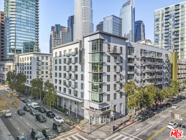 Building Photo - 645 W 9th St Unit 424 Rental