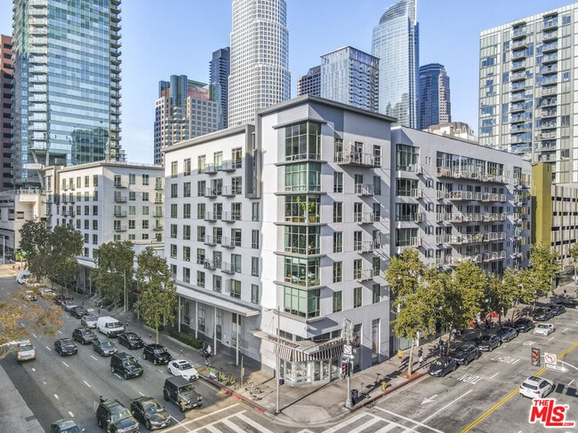 Building Photo - 645 W 9th St Unit 424 Rental