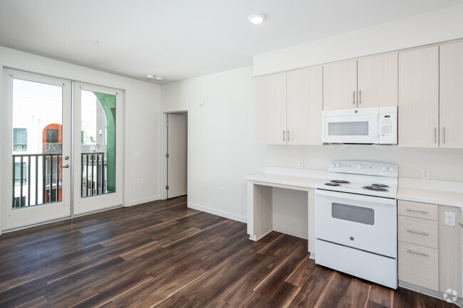 3BR, 2BA - 905SF - Kitchen and Living Room