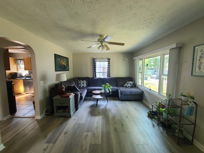 Sala de estar - 707 E Wood St