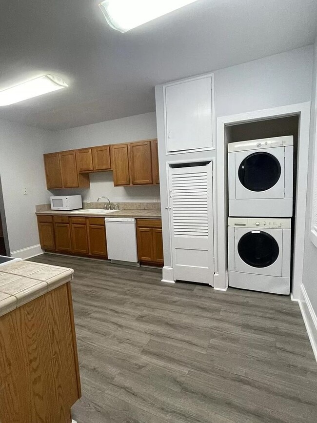 Building Photo - 643 E Henry St Unit 643 E Henry St -  B