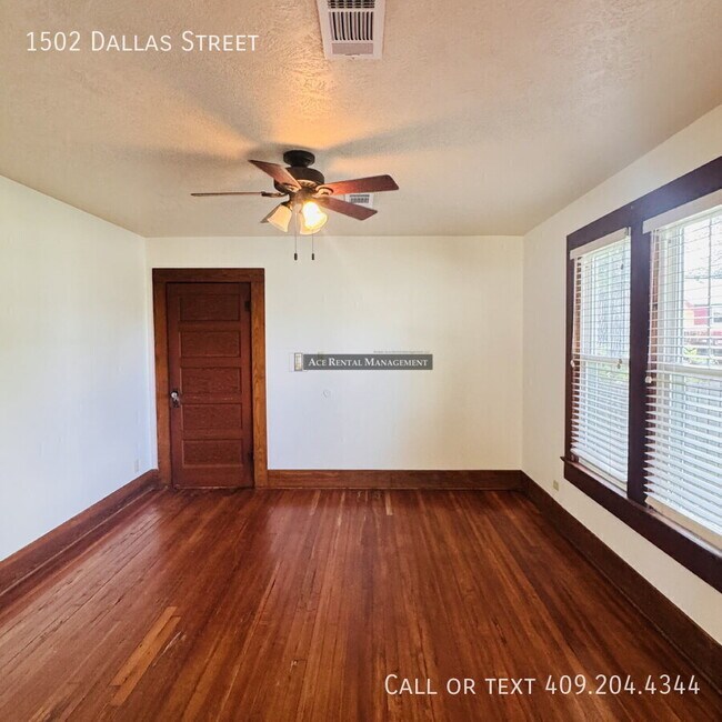 Photo - 1502 Dallas St