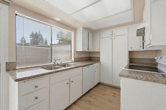 Photo - Freshly Updated Townhome - Light, Bright & Spacious!