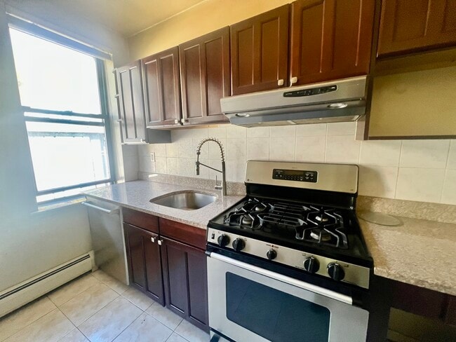 Building Photo - 553 Undercliff Ave Unit 14