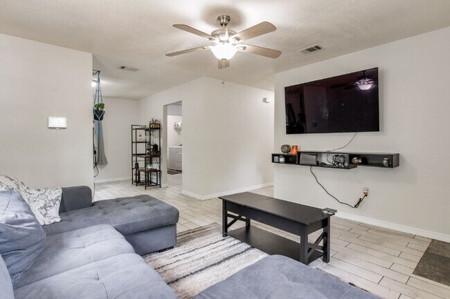 Photo - Move-in ready 3-bedroom, 1-bath cottage Apartment