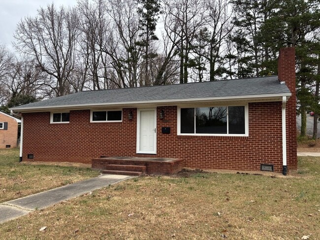 Building Photo - 4 bed, 2 bath brick home located in Asheboro