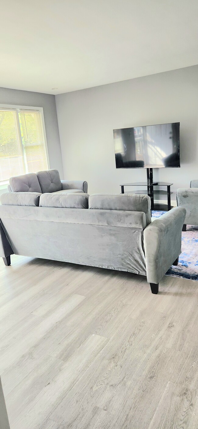 Photo - 948 White Oak Dr