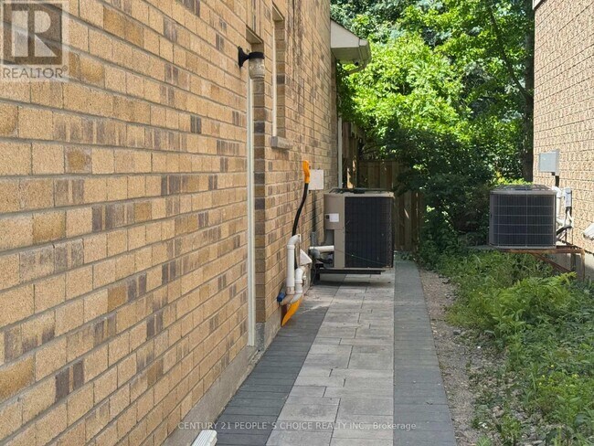 Photo - 452 Britannia Ave E