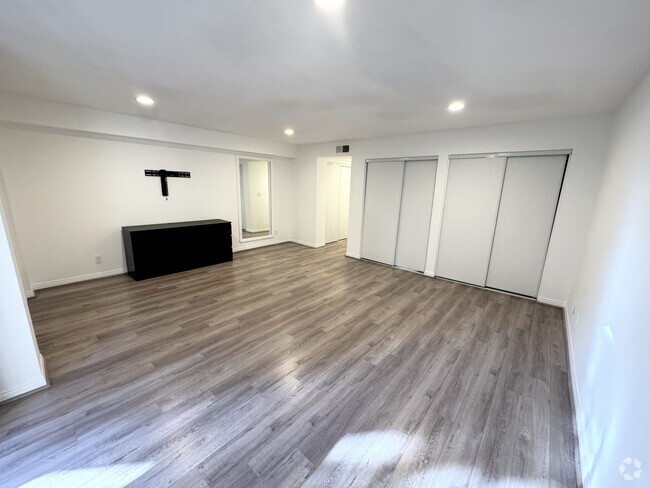 Building Photo - 2700 Cahuenga Blvd Rental