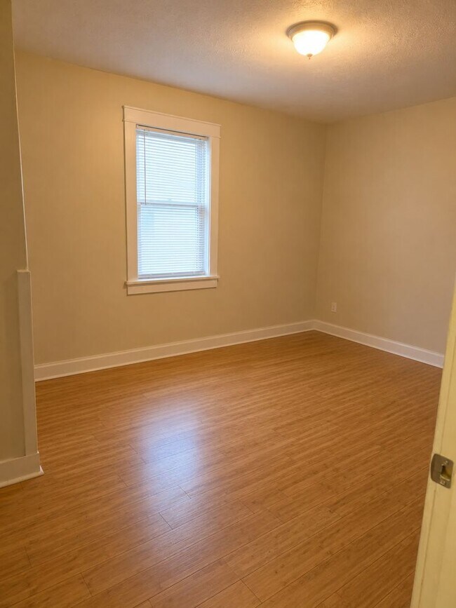 1607 Methyl St Unit Upper