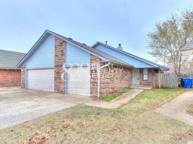 Building Photo - Now Touring & Available for Move in! 3 Bed/1.5 Bath Duplex in West Norman!