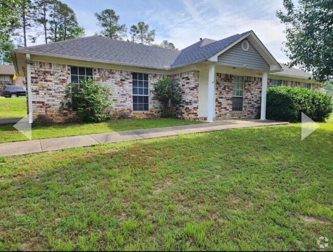 Building Photo - 3-Bed, 2-Bath Home in Benton – Available a...
