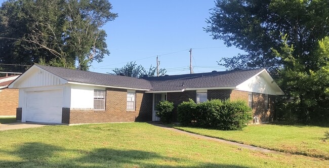 Building Photo - 2800 S Taft St