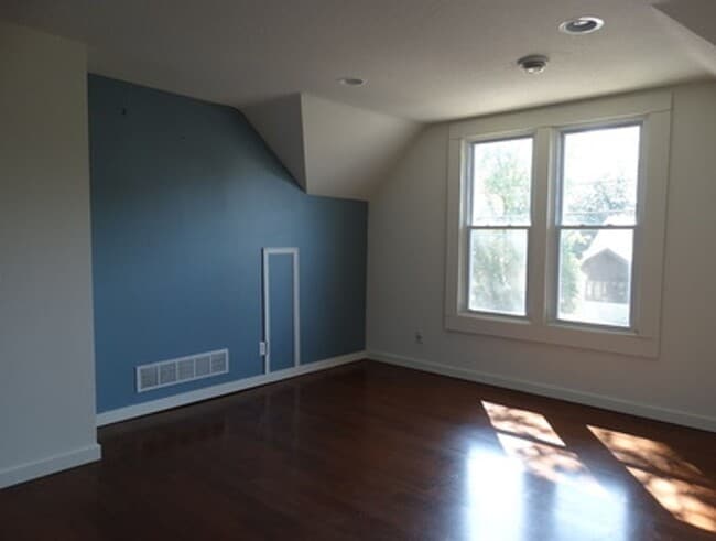 Photo - 1000 18th Ave SE Unit 2