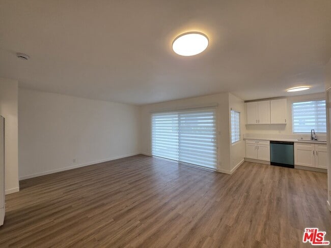 Building Photo - 827 9th St Unit 5
