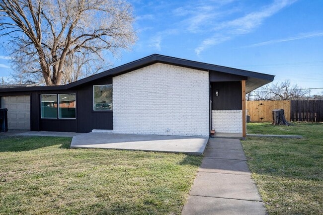 Building Photo - Modern Chic 3 Bedroom W/ Flex Space!