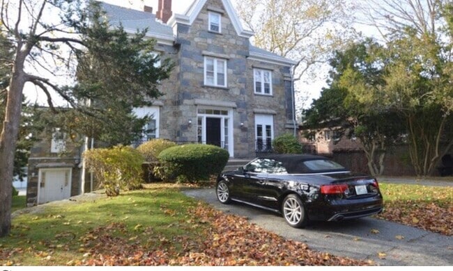 Building Photo - 77 Coggeshall Ave Unit Garden