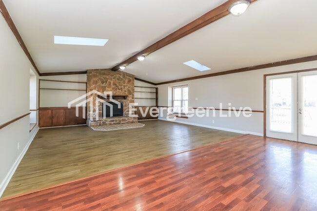 Photo - 926 Lindsay Ln